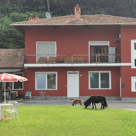 The Horse Hotel Pogno Buitenkant foto