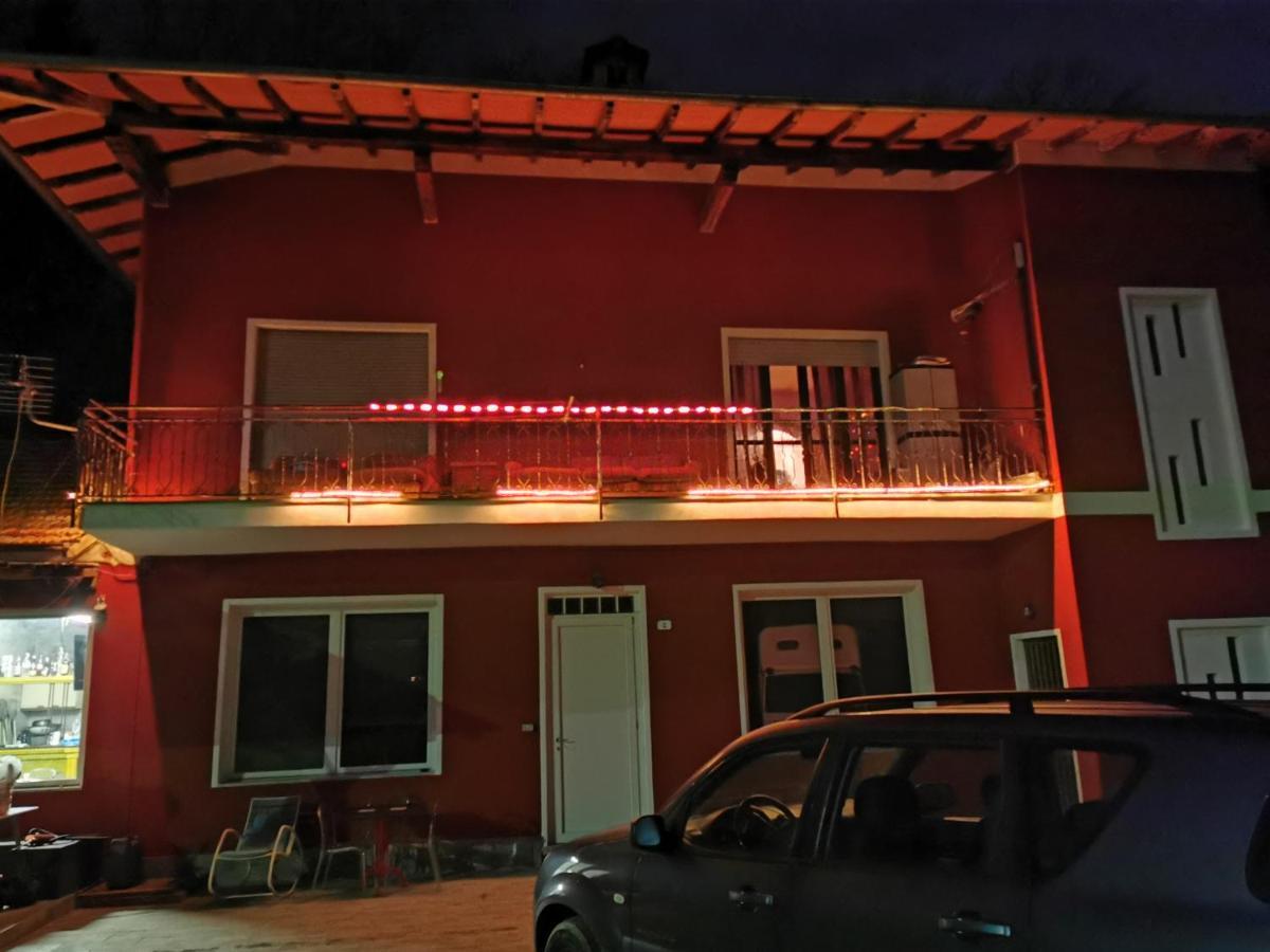 The Horse Hotel Pogno Buitenkant foto