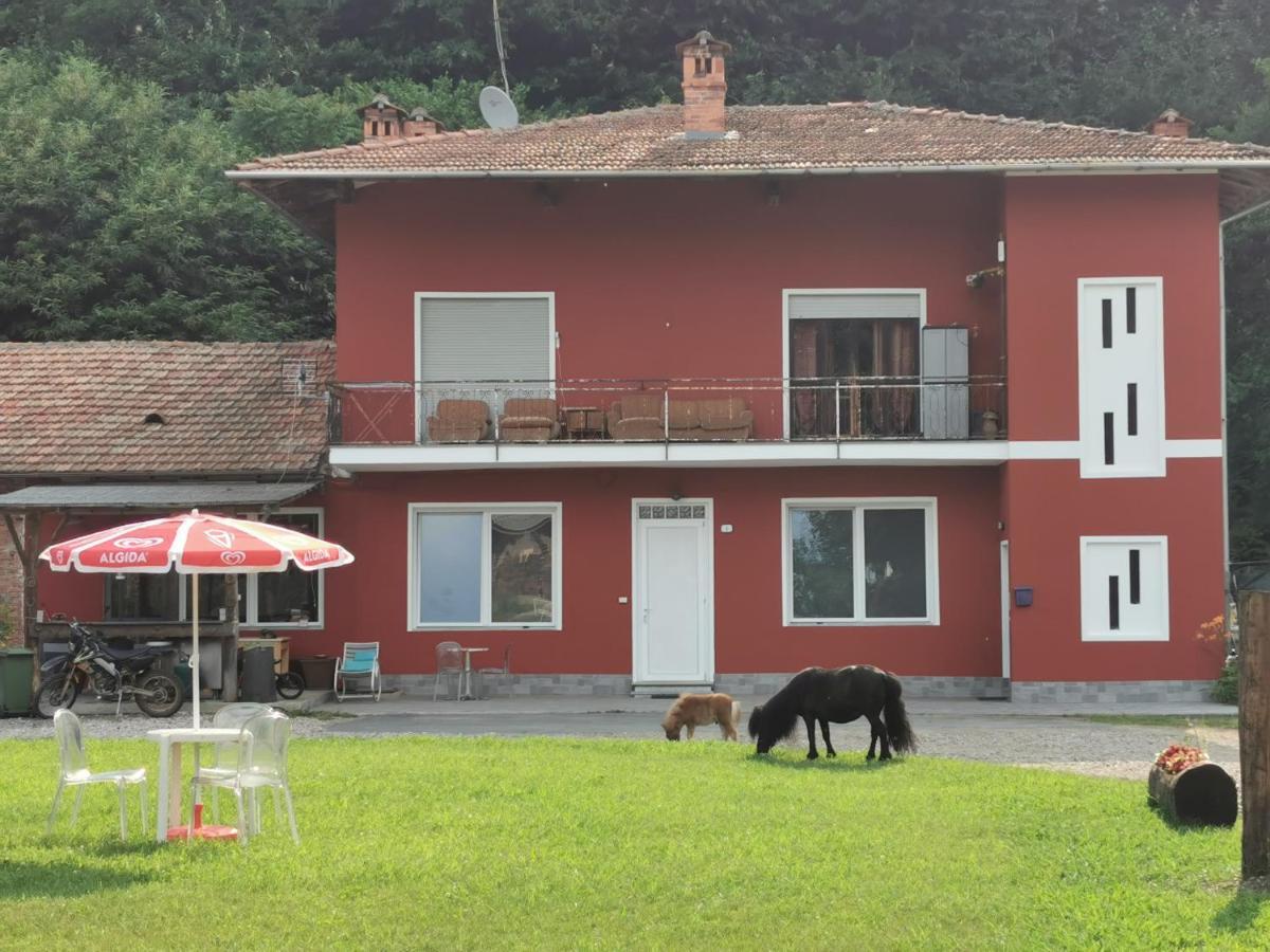 The Horse Hotel Pogno Buitenkant foto
